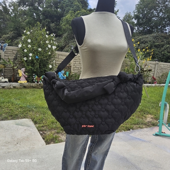 BETSEY JOHNSON BLACK NYLON QUILTED HEARTS XLARGE SLING BAG w/BOWS - Picture 3 of 12